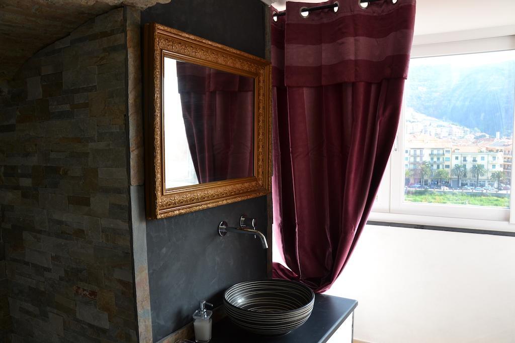 B&B Torre Porta Marina Ventimiglia Habitación foto